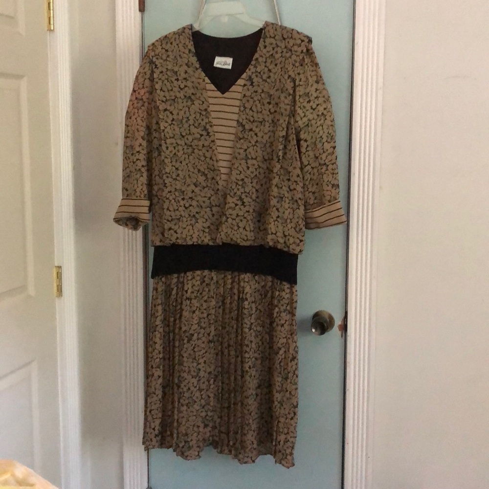 Dress with pleats on skirt